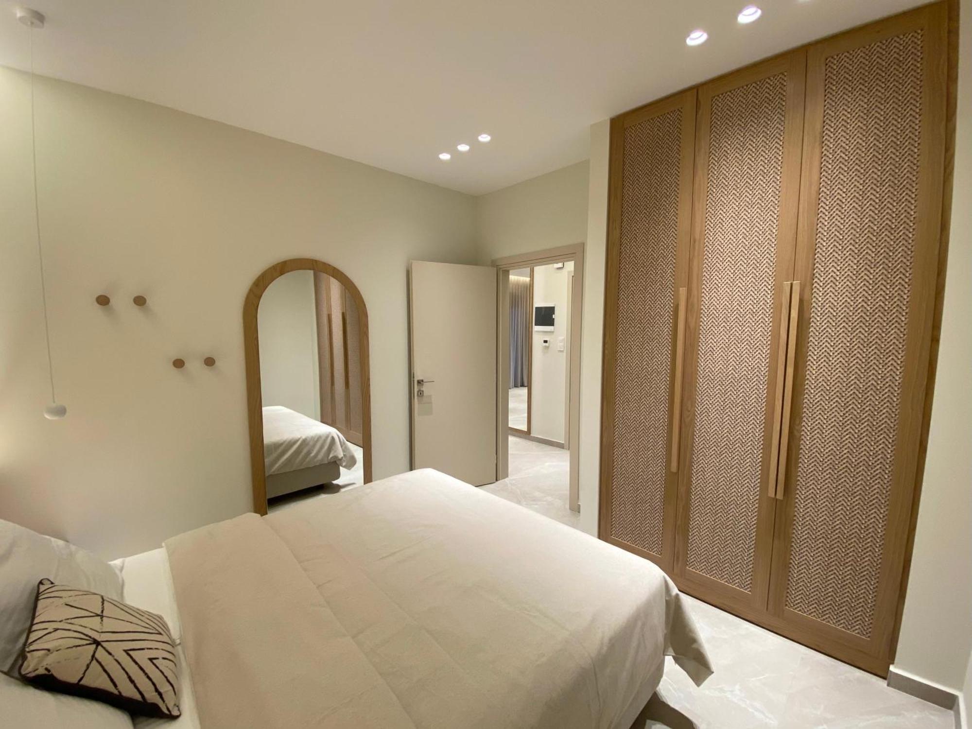 Venice Studios & Apartments สตาวรอส ภายนอก รูปภาพ